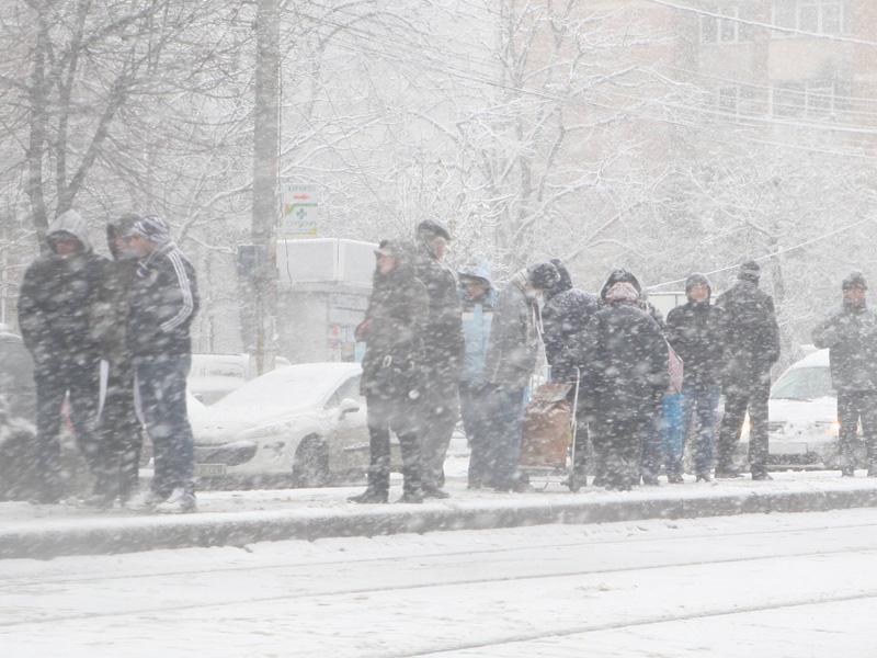 Sute de copii din judeţul Cluj nu fac ore din cauza viscolului şi gerului 