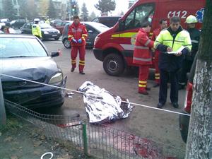 Graba, bat-o vina! Un șofer a cauzat un accident cu trei răniți la ieșirea din parcarea unui supermarket