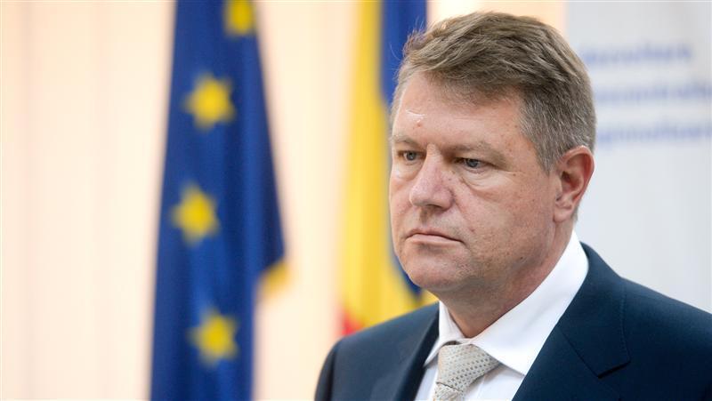 Iohannis, în cartea de condoleanţe de la Ambasada Franţei: România condamnă ferm actul terorist de la Charlie Hebdo