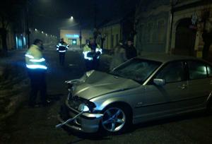 Acident grav din cauza poleiului. Un şofer şi-a distrus bolidul