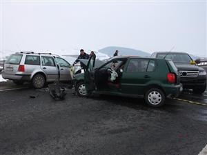 Carambol pe Calea Floreşti, pornit de la o întoarcere eşuată: şase maşini au fost avariate, iar trei persoane rănite