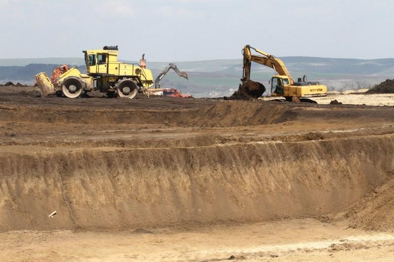 Nişte persoane au reclamat o alunecare de teren pe DC130. De fapt, era doar o piatră aflată în drum