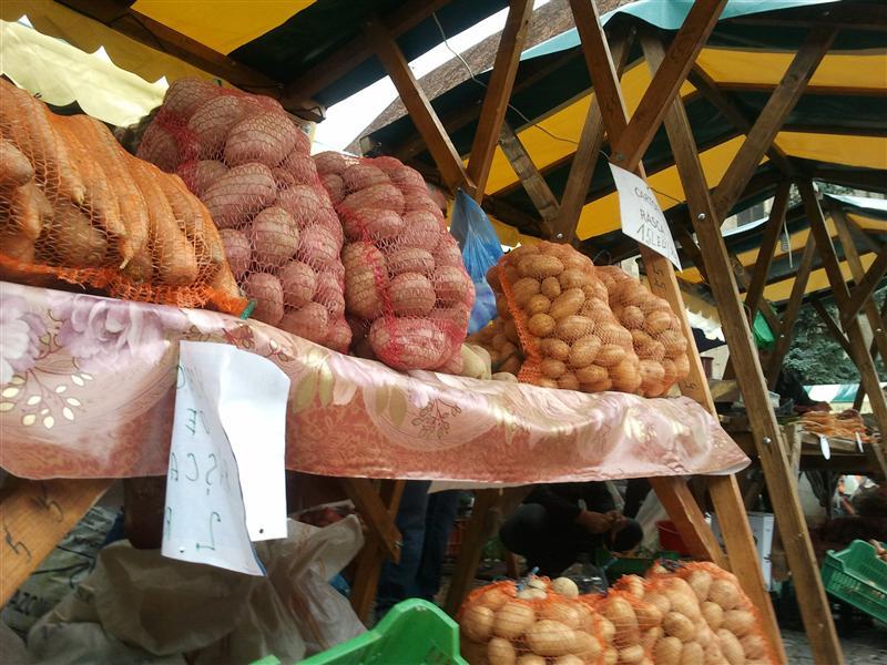 Supraproducţia şi embargoul ruşilor au ieftinit cartofii cu 36%