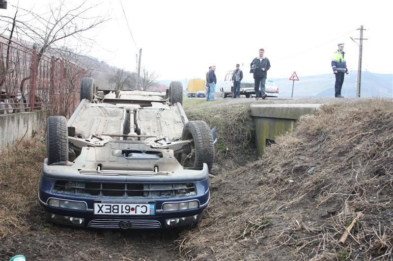 Cu viteză înainte, pe polei. Rezultatul: te răstorni cu maşina în şanţ