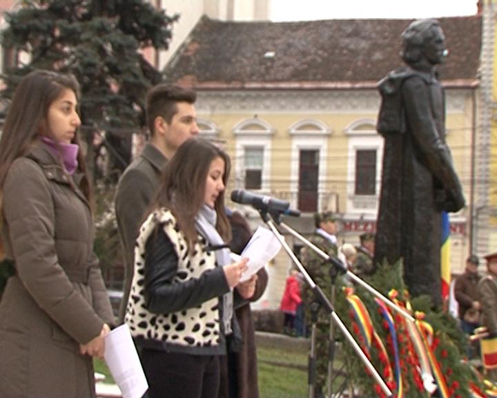 Coroane şi recital de poezie pentru omagierea lui Mihai Eminescu