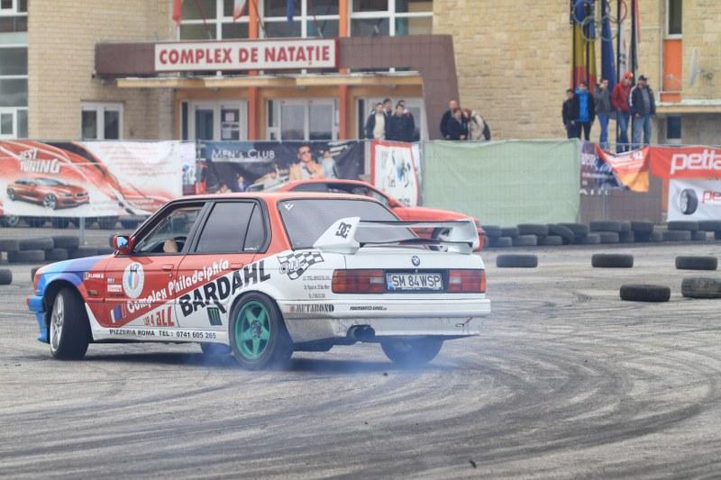 Tânăr şi neliniştit, varianta în trafic: un şofer face drifturi într-un sens giratoriu VIDEO