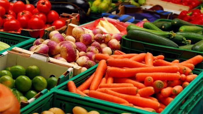 Aproape două tone de legume și fructe, confiscate de polițiști