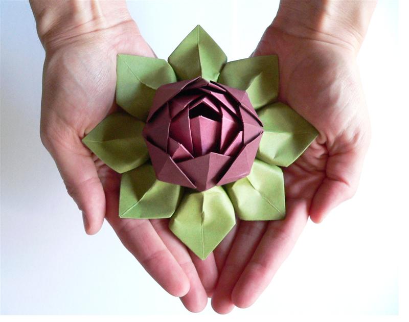 Trei instalații din origami cu mesajul 