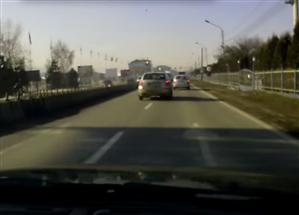 Incident în trafic: a depășit duba de poliție și a fost tras pe dreapta. Voi ce ați fi făcut în locul lui? VIDEO