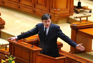 Crin Antonescu renunţă şi la funcţia de preşedinte al Comisiei pentru revizuirea Constituţiei