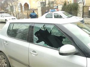Nu s-a mulţumit doar să fure: un spărgător de maşini a distrus autovehiculul prădat