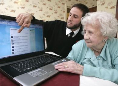 Seniorii Clujului, învăţaţi să fie aşi pe net