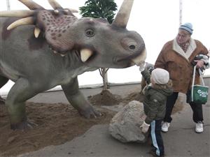 Ultimii dinozauri din Transilvania, expuşi în văzul tuturor