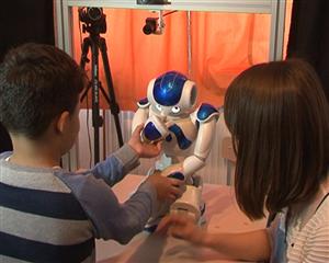 Copiii cu autism, ajutaţi de căţei şi roboţi inteligenţi
