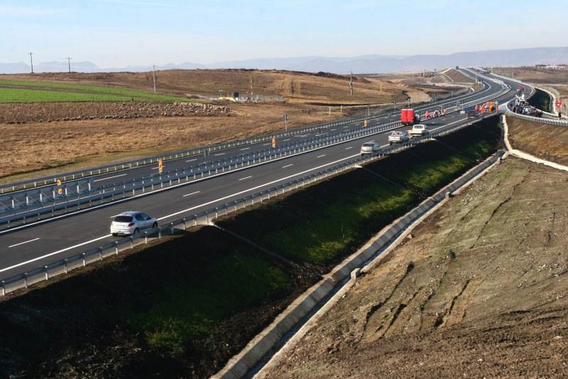 Tot mai aproape de Vest. S-a anunţat câştigătorul licitaţiei pentru un nou tronson al Autostrăzii Transilvania. Cât costă lucrările