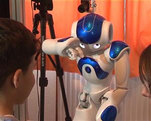 Roboterapia, o posibilă vindecare pentru copiii cu autism. Ce noutăţi aduc specialiştii clujeni