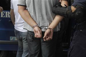 Doi traficanţi de persoane daţi în urmărire naţională, prinşi de poliţiştii clujeni
