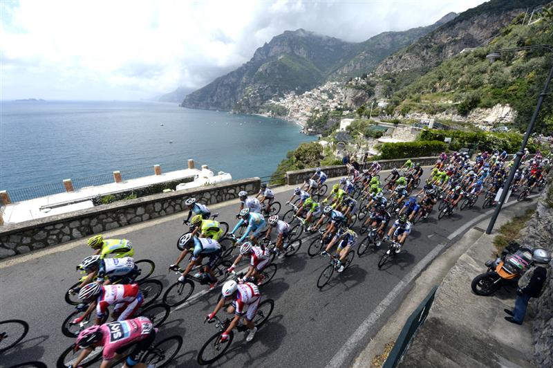 Doi români vor pedala în Turul Italiei