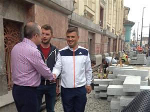 Emil Boc, muncitor. Edilul a inspectat stadiul lucrărilor de pe strada Memorandumului GALERIE FOTO