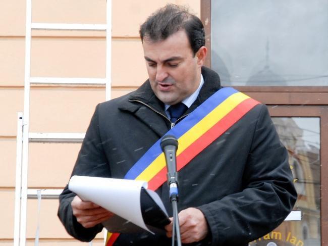 Proiect legislativ: mandatul primarilor să înceteze de drept dacă sunt arestaţi preventiv mai mult de 90 de zile