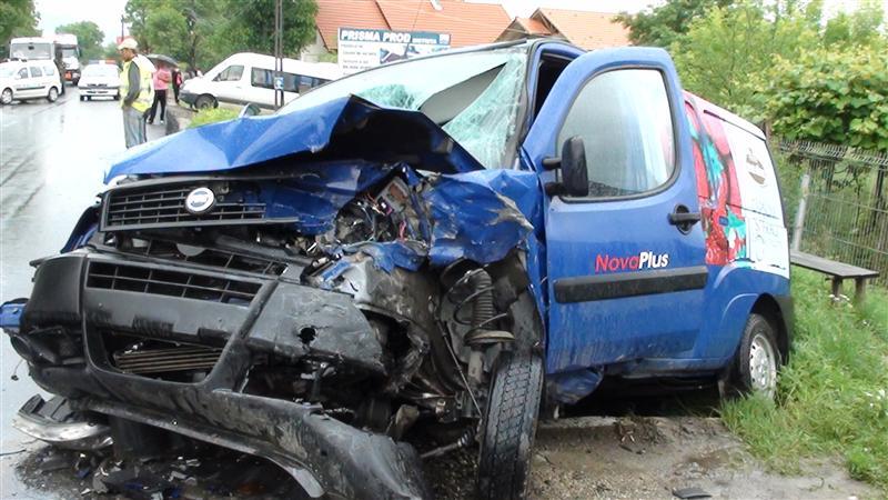 Ploaia torenţială face ravagii! Un şofer neatent s-a buşit într-un alt autoturism
