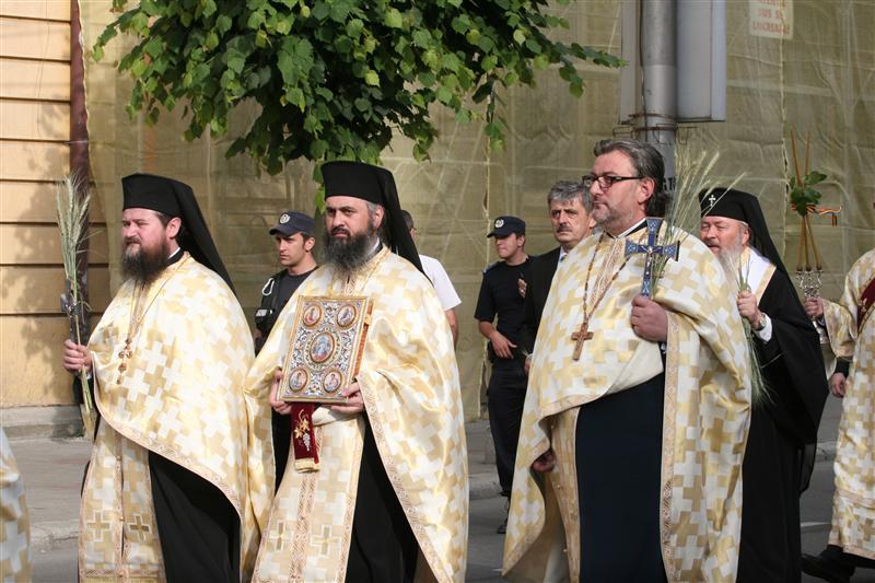 Procesiune religioasă de Rusalii, în centrul Clujului