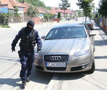 Grupare de hoţi, descructurată cu ajutorul mascaţilor. Nu s-au lăsat uşor