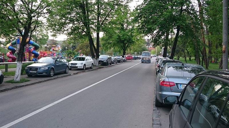 Fără parcări neregulamentare în zona Parcului Central. Ce soluţie a găsit primăria