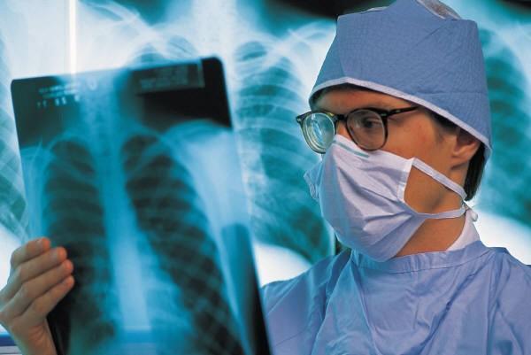 Proiectul de lege privind veniturile personalului medical, aprobat de Comisia de sănătate a Senatului