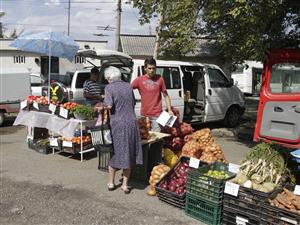 Vreţi fructe şi legume proaspete? Se redeschide încă o piaţă volantă