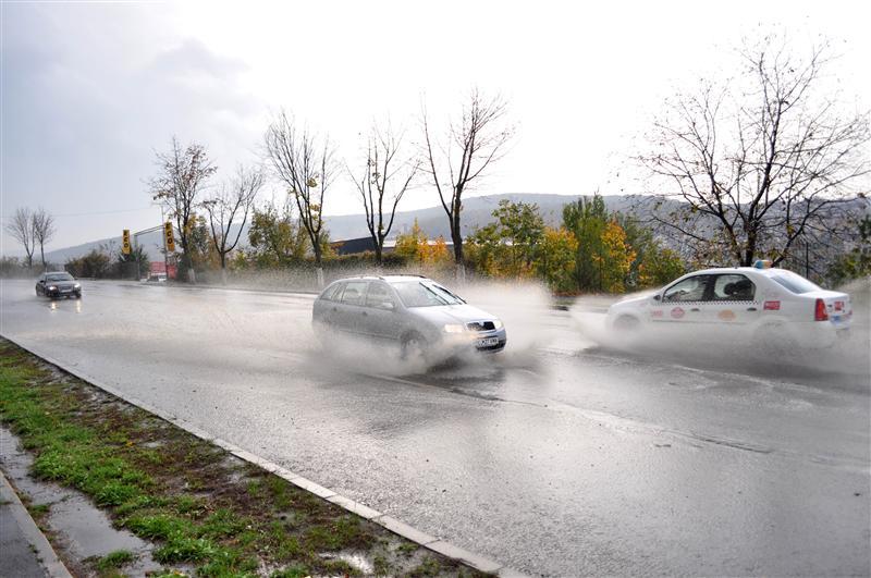 Atenţie cum conduceţi pe timp ploios. Cum să vă feriţi de accidente