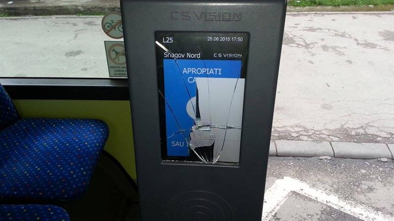 Validator de bilete, distrus de trei tineri. Unul dintre ei a fost prins de șoferul troleibuzului