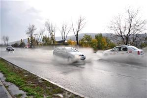 Atenție cum conduceți în ploaie! Cum să evitați accidentele
