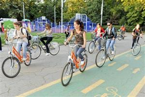 Şic pe două roţi: promenada biciclistelor clujene