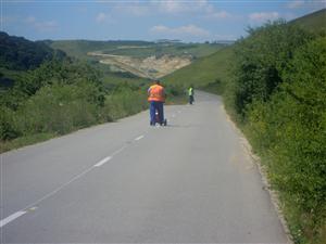 Lucrări de marcaj rutier pe un drum judeţean GALERIE FOTO