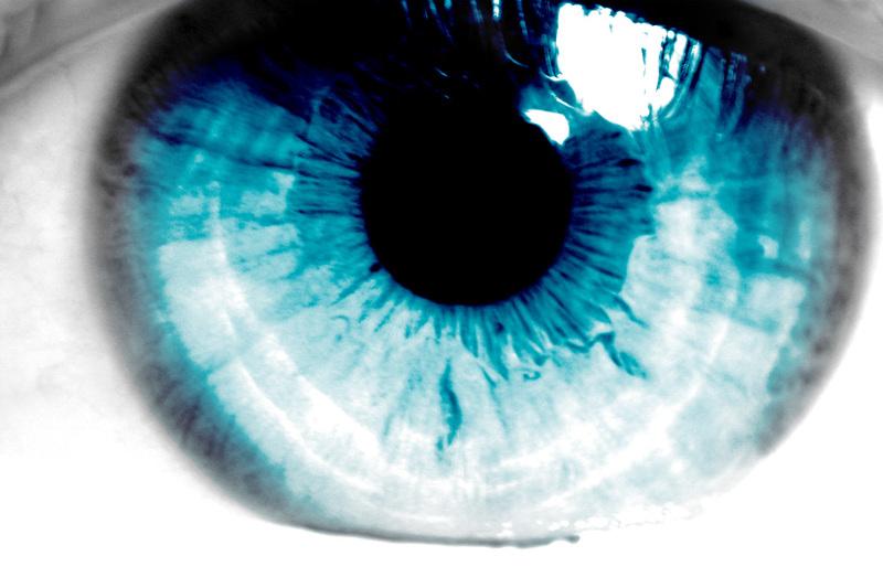 Persoanele cu ochi albaştri prezintă cel mai mare risc de a deveni alcoolice