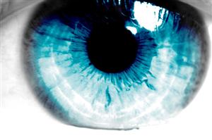 Persoanele cu ochi albaştri prezintă cel mai mare risc de a deveni alcoolice