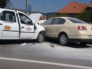 Accident cu trei maşini, una a luat foc. O persoană încarcerată, trafic blocat GALERIE FOTO