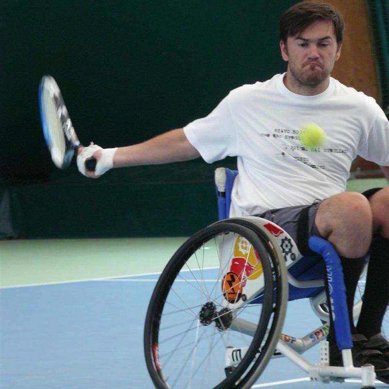 Curs gratuit de tenis de câmp pentru persoanele cu dizabilităţi