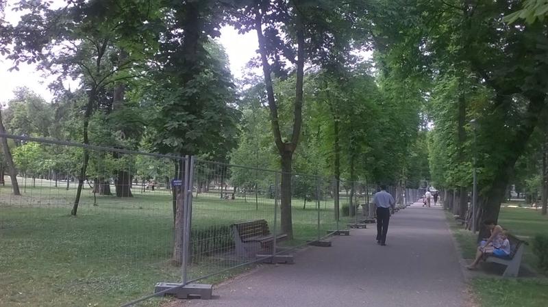 Boc, pus la zid. “Jos gardul, parcul e al nostru!”