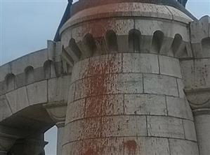 Statuia lui Matei Corvin a fost vandalizată. A fost vopsită în maro