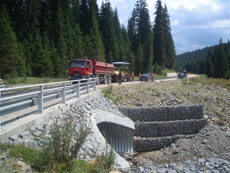 Luni a început asfaltarea drumului Răchițele – Ic Ponor GALERIE FOTO