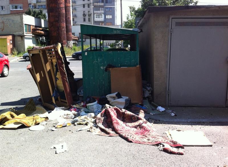 Cu canapeaua-n stradă. Clujenii, nemulţumiţi de străzile pline ochi de deşeuri