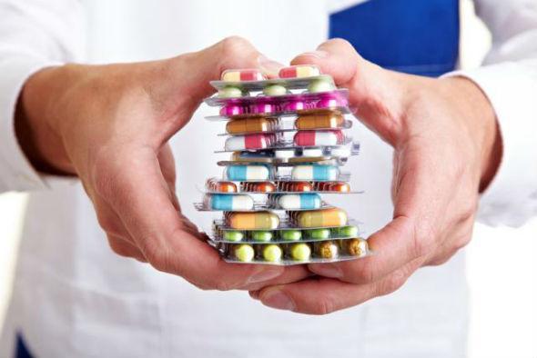 Producătorii de medicamente generice se opun legalizării şpăgii în sănătate şi cer reforme