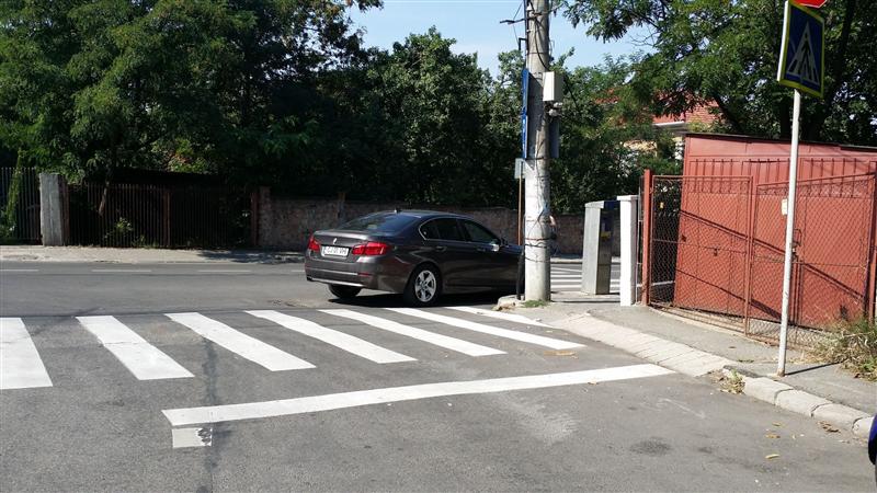 RUPE-ŢI PERMISUL: Trecerea de pietoni, locul perfect de parcare FOTO