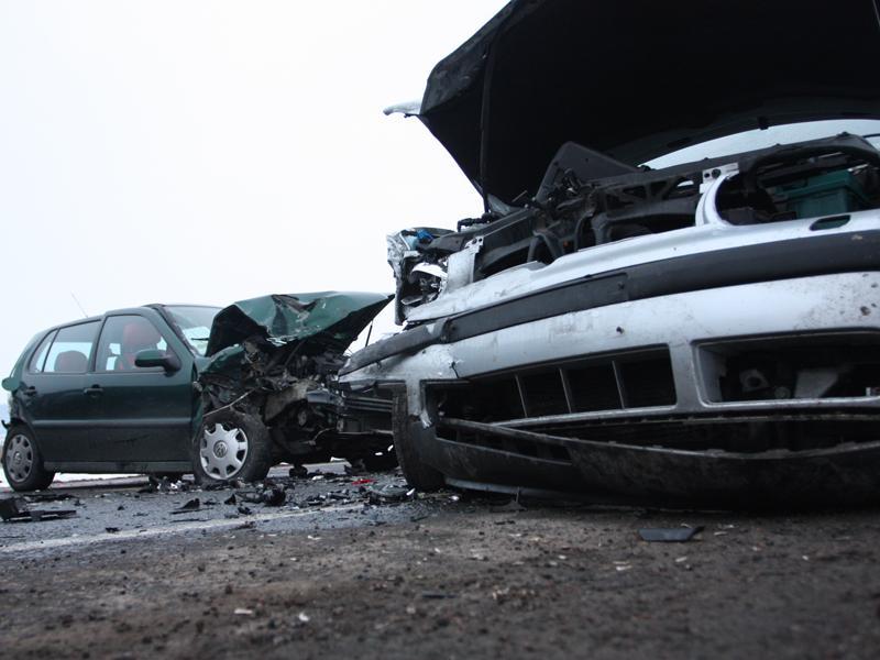 Carambol pe şosea: patru maşini distruse, o persoană rănită