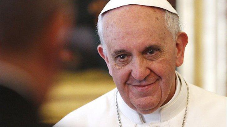 Papa Francisc îndeamnă parohiile din Europa să primească refugiaţi. Vaticanul primeşte două familii