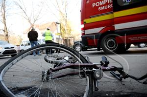 Coliziune în întersecţie: un biciclist a ajuns în stare gravă la spital