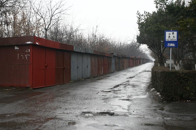 Dezbatere pe parcările Clujului. Propuneri: dărâmarea garajelor şi eliminarea abonamentelor din centru