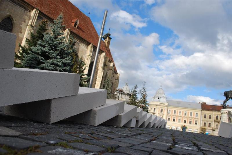 Clujul, invadat de mii de piese de domino. Cărămizile au unit două piețe din oraș